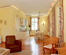 Blick vom Aufenthaltsraum zur offenen Küche