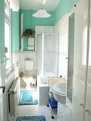 Badezimmer mit WC, Dusche und Badewanne