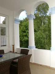 Balkon mit Blick auf Wald