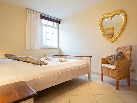 Das erste Schlafzimmer mit Doppelbett