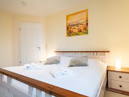 Das erste Schlafzimmer mit Doppelbett