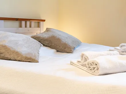 Das erste Schlafzimmer mit Doppelbett