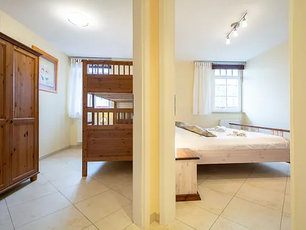 Blick vom Flur in die beiden Schlafzimmer