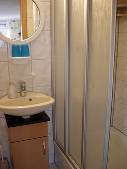 Waschbecken mit Duschkabine