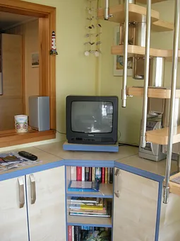 Fernsehschrank und Treppe