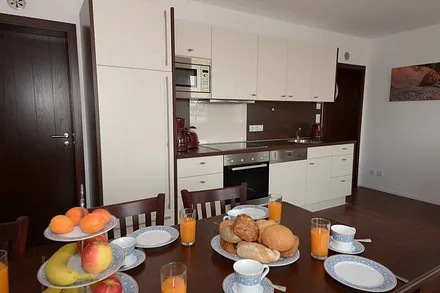 voll ausgestattete Küche mit 4-PlattenCeranHerd, Geschirrspüler, Mikrowelle und Backofen