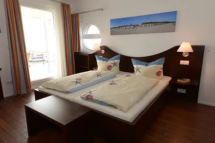 Blick ins eins der gemütlichen Schlafzimmer, alle Betten haben ein Maß von 0,90 x 2,00 m 