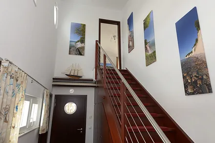 Blick in den Flur, wo es  hinauf geht zu den 2 weiteren Schlafzimmern und dem 2. Bad