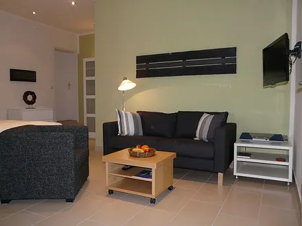 Wohnbereich mit bequemer Couch und gemütlichem Sessel, LCD-TV, Stereoanlage mit Radio/CD