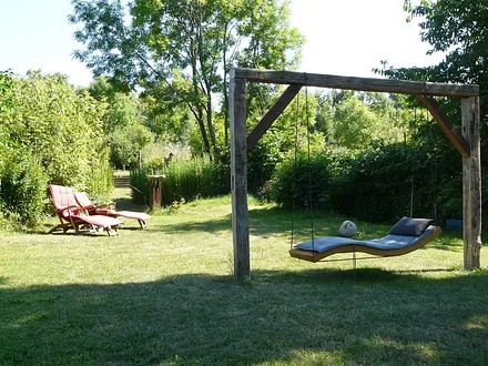 Schwebeliege im Garten für totale Entspannung