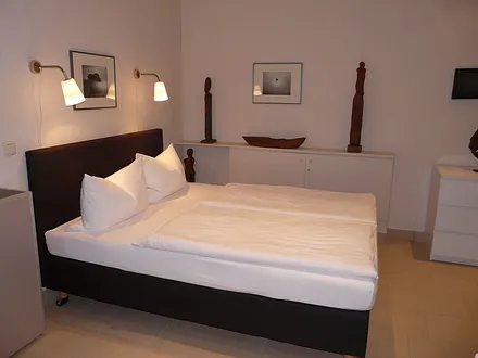 Schlafbereich mit Doppelbett (Hotel-Boxspringbett mit Bandscheiben-Federkernmatratze, 1,60 m x 2 m), Kommode, Kleiderschrank