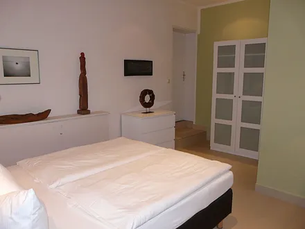 Schlafbereich mit Kommode, Kleiderschrank, Ganzkörperspiegel