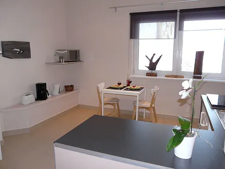 gemütlicher Essbereich mit Blick auf die Terrasse