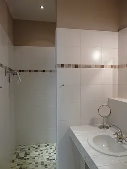 Bad mit Dusche, WC, Kosmetikspiegel, Fön