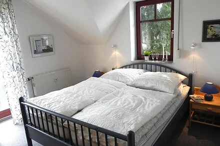 Schlafzimmer mit Doppelbett