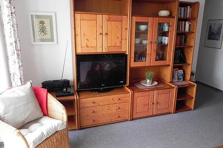 Wohnzimmerschrank mit TV-Flachbildschirm