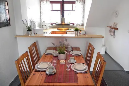 Esstisch und Blick auf die offene Küchenzeile