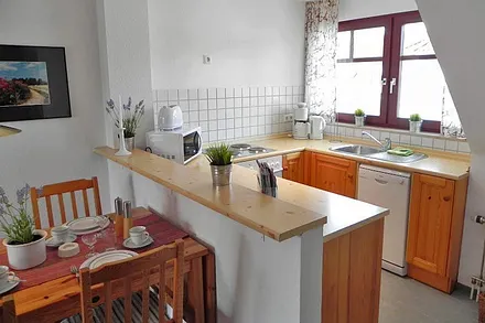 komplett eingerichtete Küche mit Backofen .