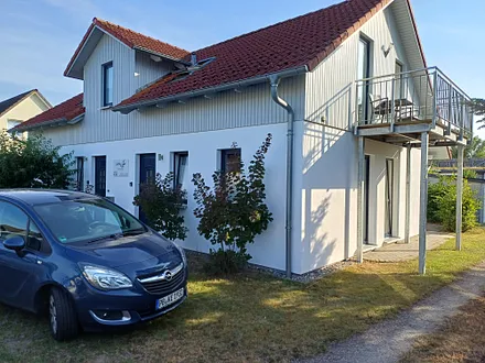 Vorderansicht Haus mit Parkplatz
