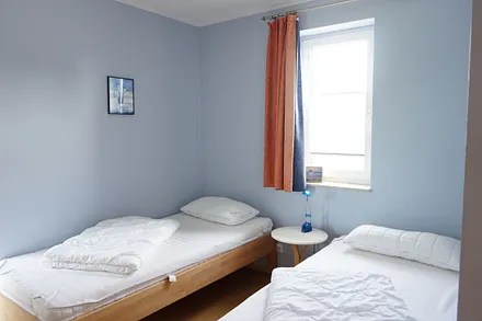 Schlafzimmer mit zwei Einzelbetten