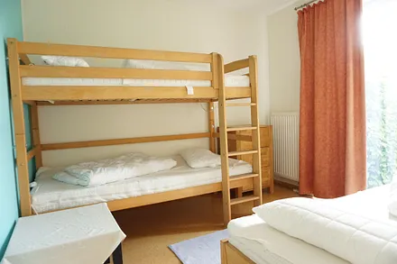 (Kinder-)schlafzimmer mit Etagenbett und Einzelbett