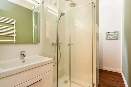 Hier ein Blick in das schicke Duschbad.