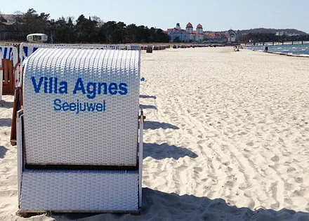 Von Mai - September steht ein Strandkorb kostenfrei für Sie bereit.