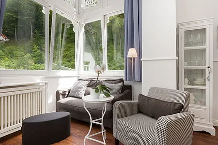 WLAN ist kostenfrei vorhanden. Ein Parkplatz am Haus ebenso.