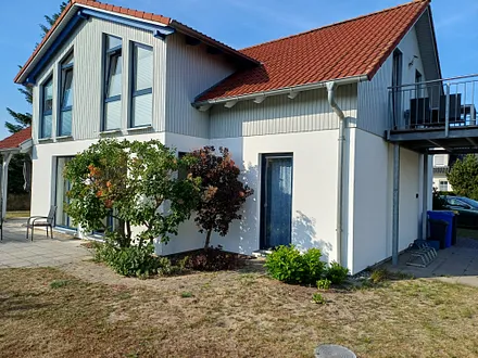 Rückansicht Haus mit Balkon Wohnung 3