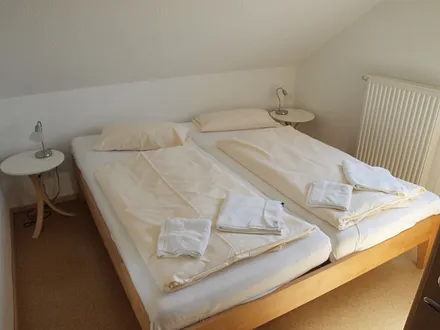 Schlafzimmer mit Doppelbett