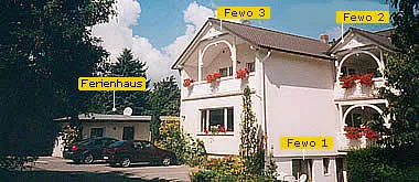 Hilfe bei Anreise. Rechts vom Haus ist eine bequeme Treppe zu Fewo 3, ganz oben!