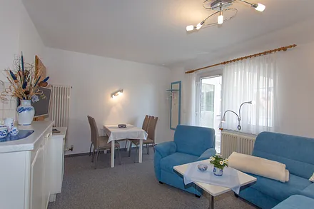 Wohnzimmer, Blick auf die Eingangstür.