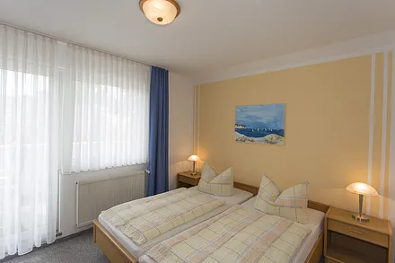 Ein Schlafzimmer. Das zweite spiegelbildlich.