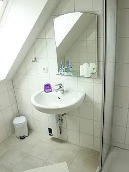 Bad mit Dusche und WC