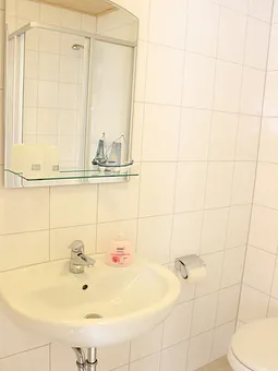 Bad mit Dusche und WC