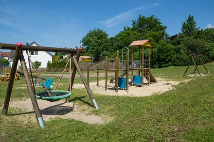 Der Spielplatz befindet sich direkt hinter dem Haus.
