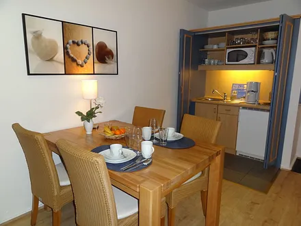 Blick auf Pantryküche mit großem gemütlichen Essbereich