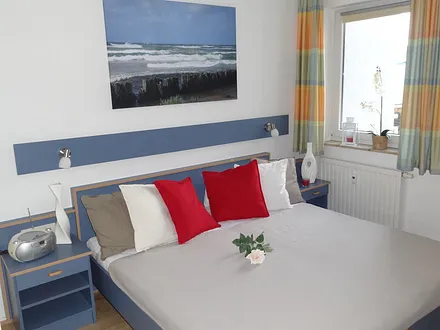 gemütliches Schlafzimmer mit Doppelbett, Kleiderschrank und 2. LCD-Fernseher