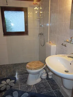 Bad mit großzügiger und ebenerdiger Dusche