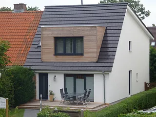 Bild: "May´s Strand Huus  "  direkt am Deich