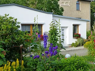 Bild: Ferienhäuschen im Garten mit WLAN