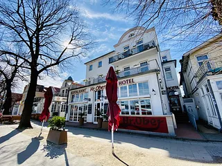 Bild: "Herr Ober", Doppelzi mit Frühstück am Alten Strom