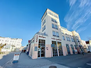 Bild: Direkt an der Warnemünder Promenade!