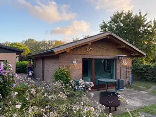 Bild: Bungalow im Garten