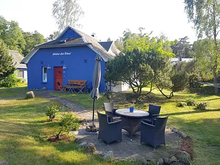 Bild: Blaues Strandhaus hinter der Düne - 1. Reihe