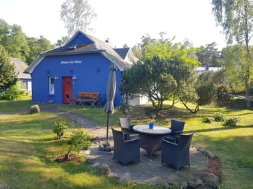 Bild: Blaues Strandhaus hinter der Düne - 1. Reihe