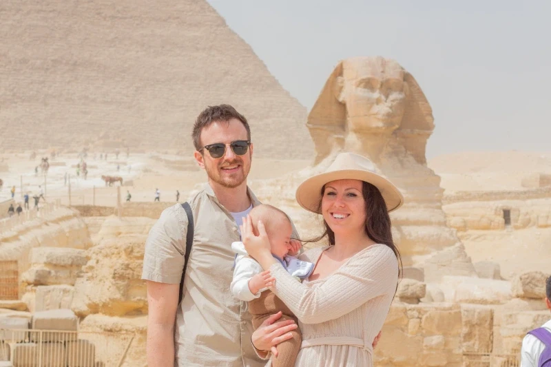 una famiglia alle piramidi di Giza