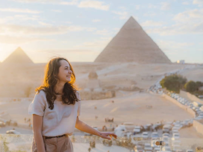 una donna alle piramidi