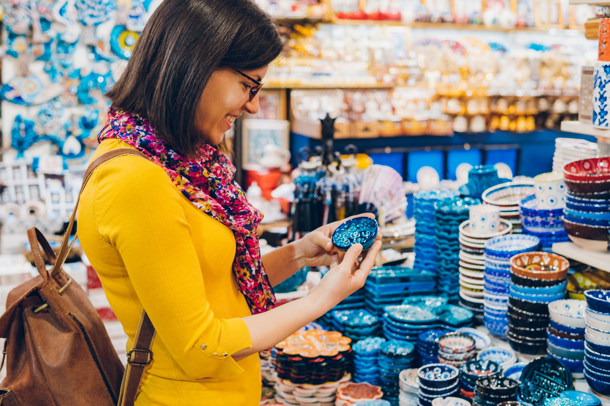 Mujer comprando en el bazar de Estambul