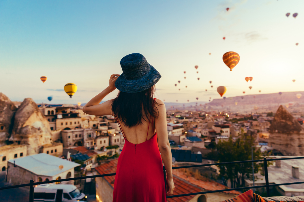 Una Mujer Disfrutando de La Vista de Los Globos en Capadocia